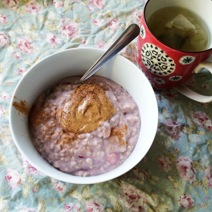 Berry porridge with almond butter