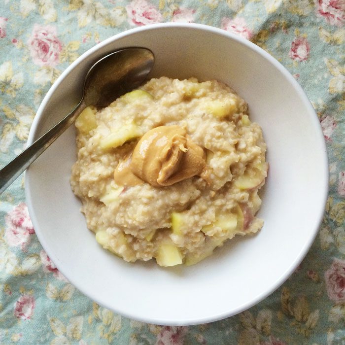 Apple porridge with cashew butter