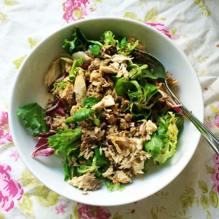 Salad with quinoa and mackerel