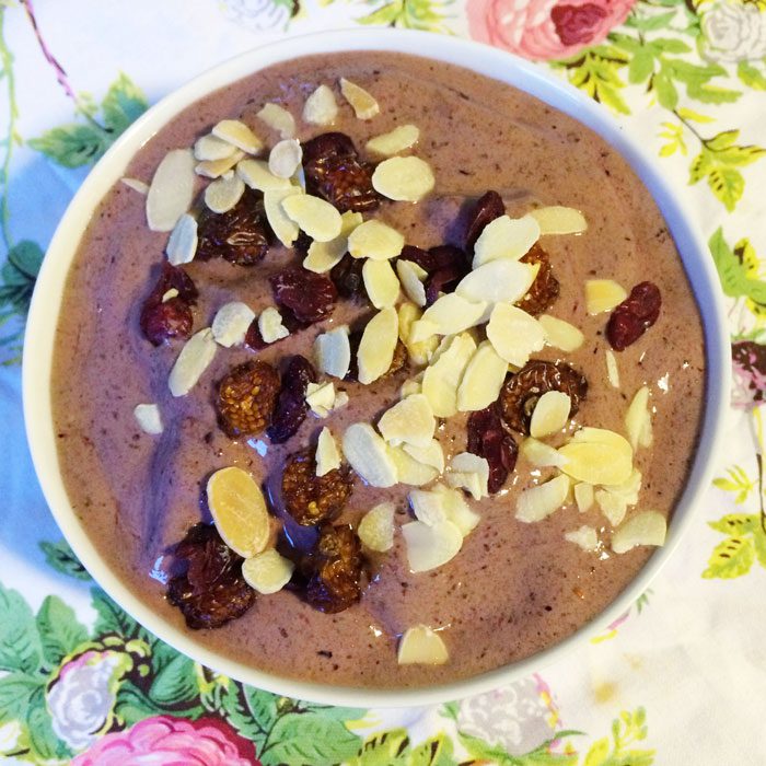 Smoothie bowl with goldenberries