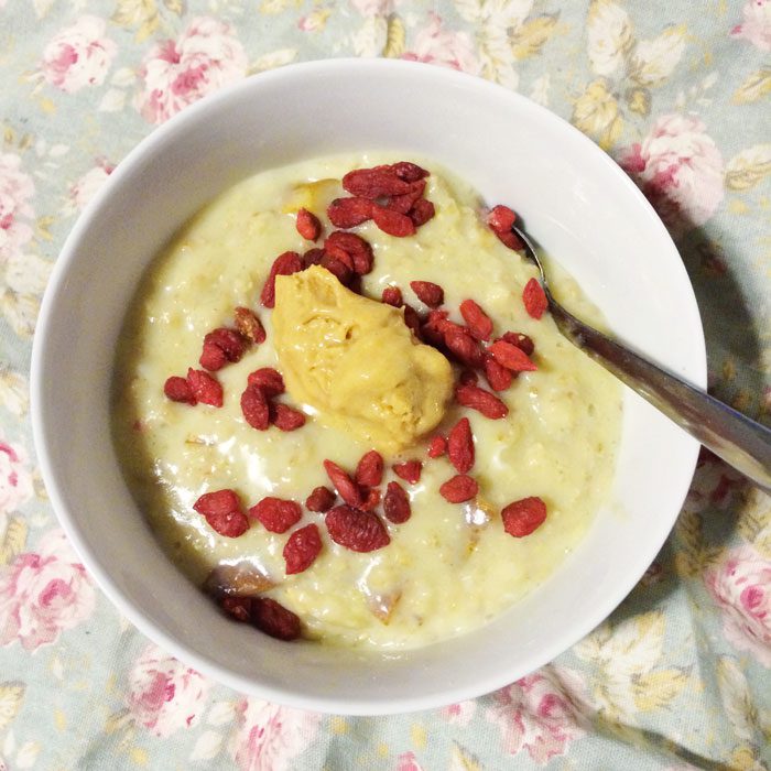 Porridge with goji berries