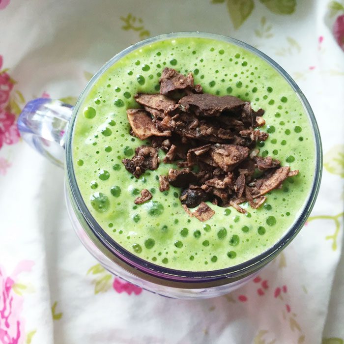 Green smoothie with nectarine and cacao granola