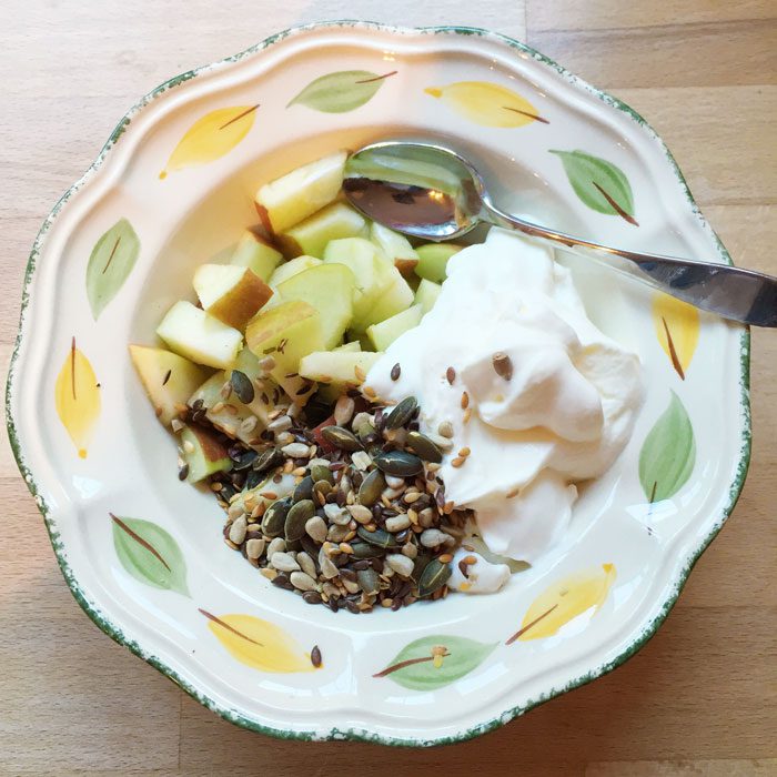 Skyr yoghurt with apple and seeds