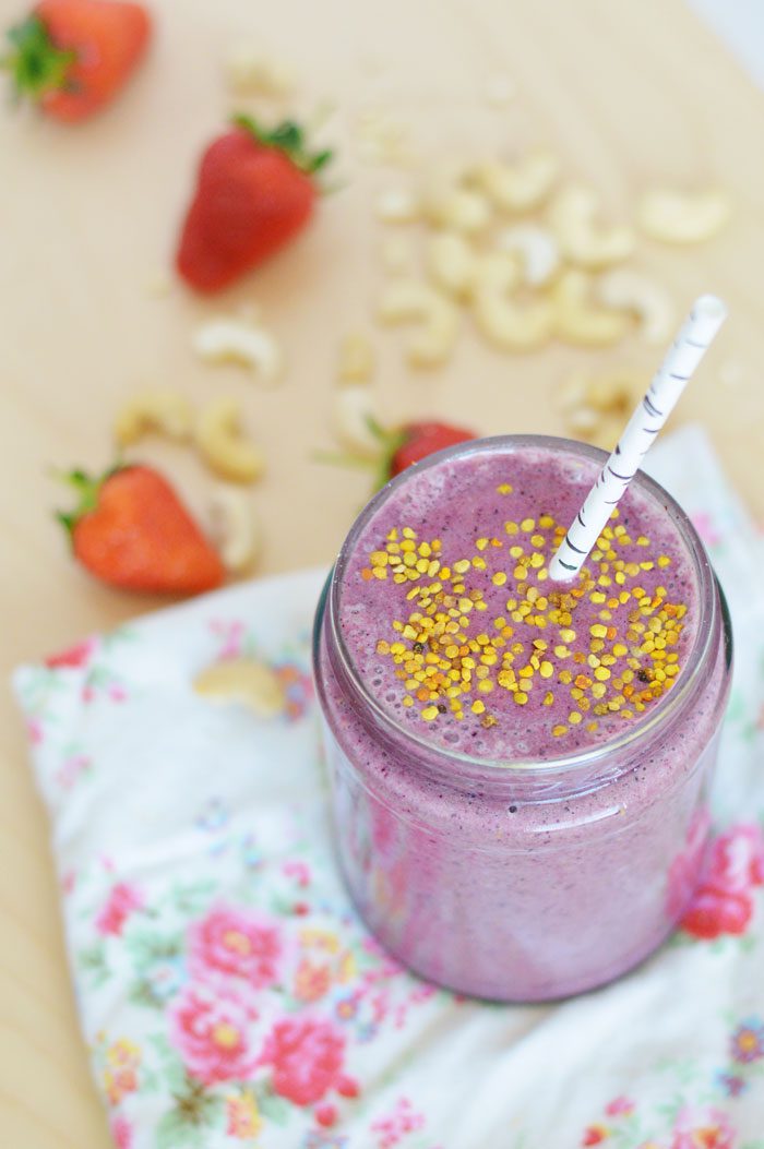 Creamy cashew berry superfood smoothie 1