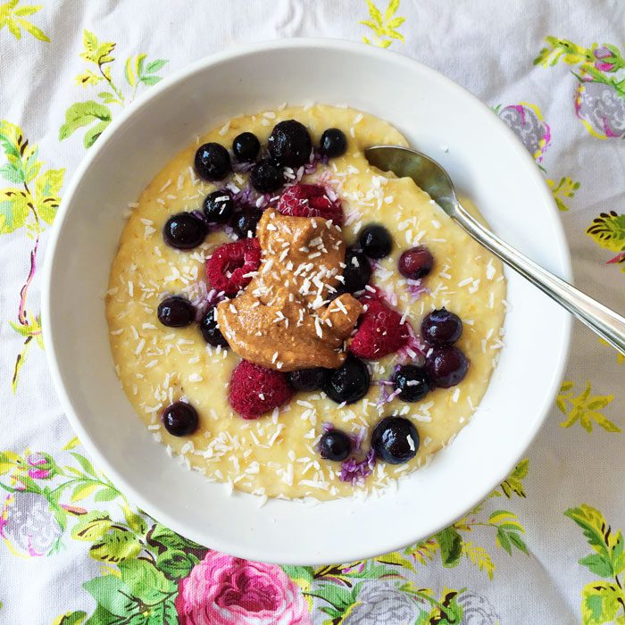 Creamy porridge with berries